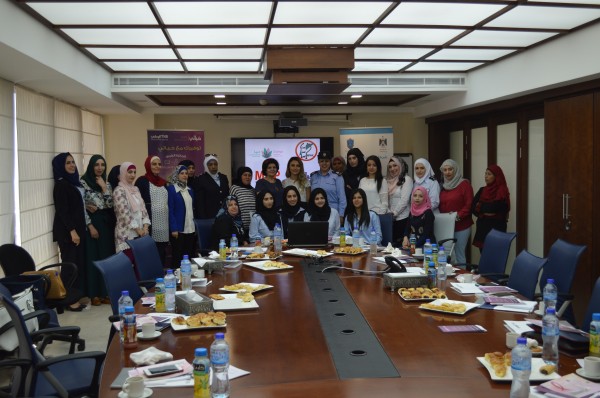 البنك الوطني ومركز دنيا التخصصي لأمراض النساء ينظمان ندوة توعوية لمنتسبي الشرطة الفلسطينية من النساء